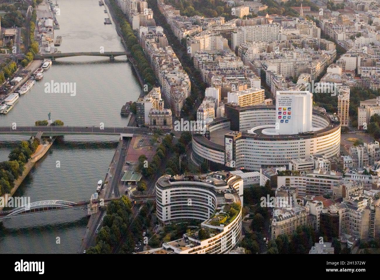 FRANKREICH. PARIS (75) LUFTAUFNAHME DES XVI TH BEZIRKS. DIE SEINE, DIE GRENELLE-BRÜCKE UND DAS MAISON DE LA RADIO Stockfoto