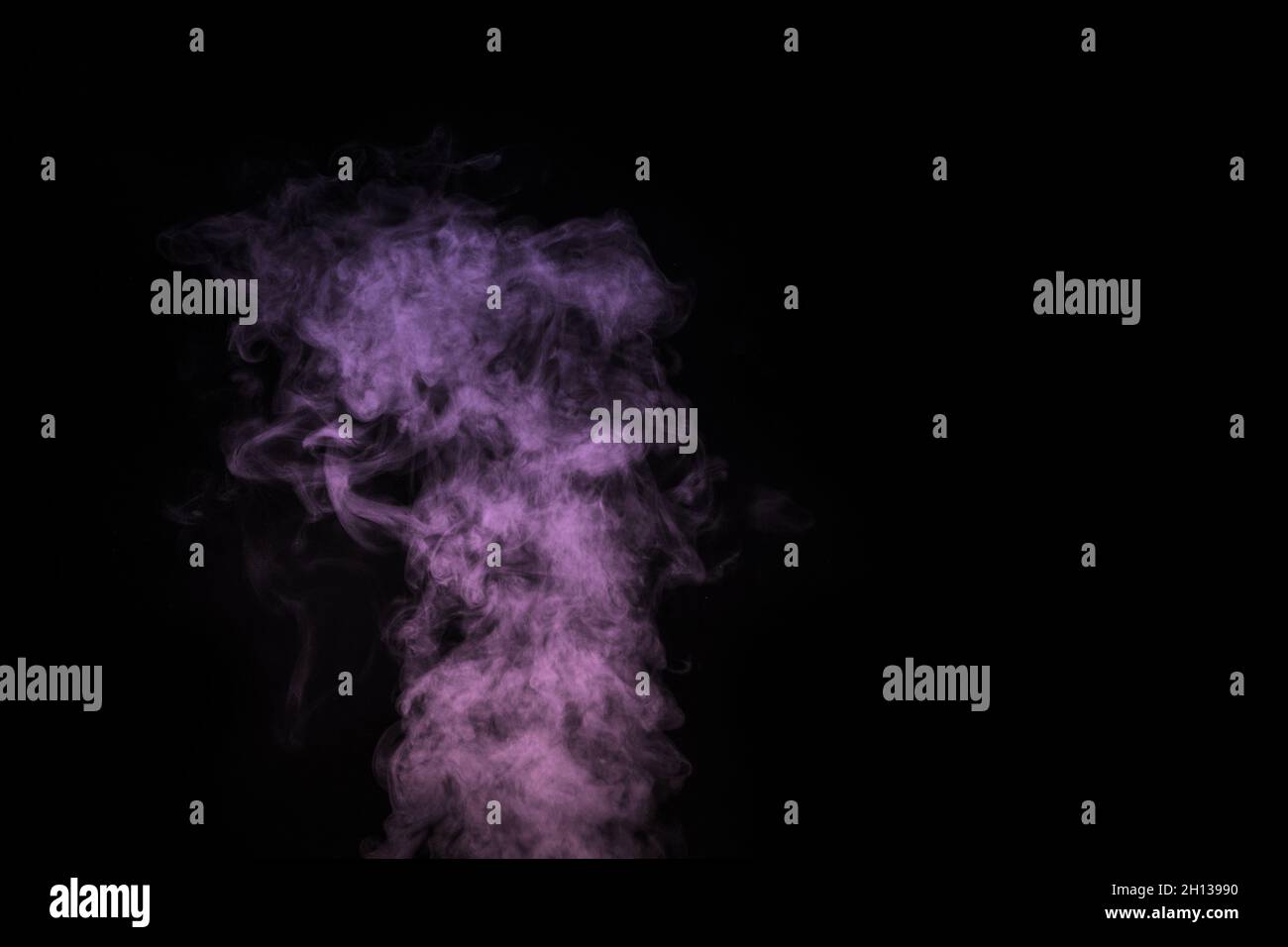 Lockiges Lila, Fliederdampf, Nebel oder Rauch isoliert transparent Spezialeffekt auf schwarzem Hintergrund. Abstrakter Nebel oder Smog Hintergrund, Design-Element für Stockfoto