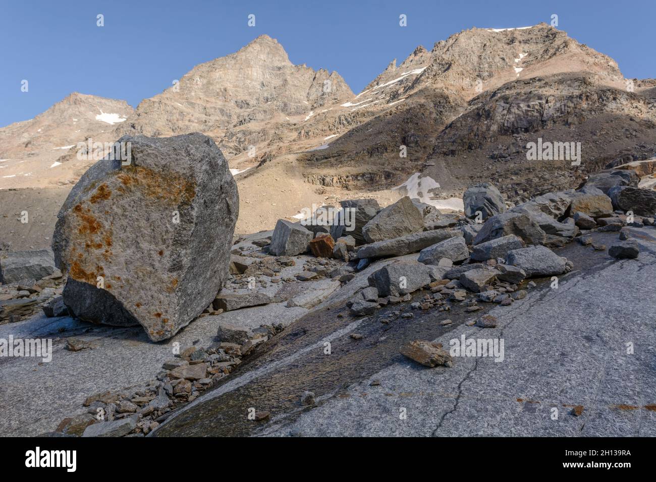 Felsige Berge in den italienischen Alpen im Nationalpark Grand Paradis. Stockfoto