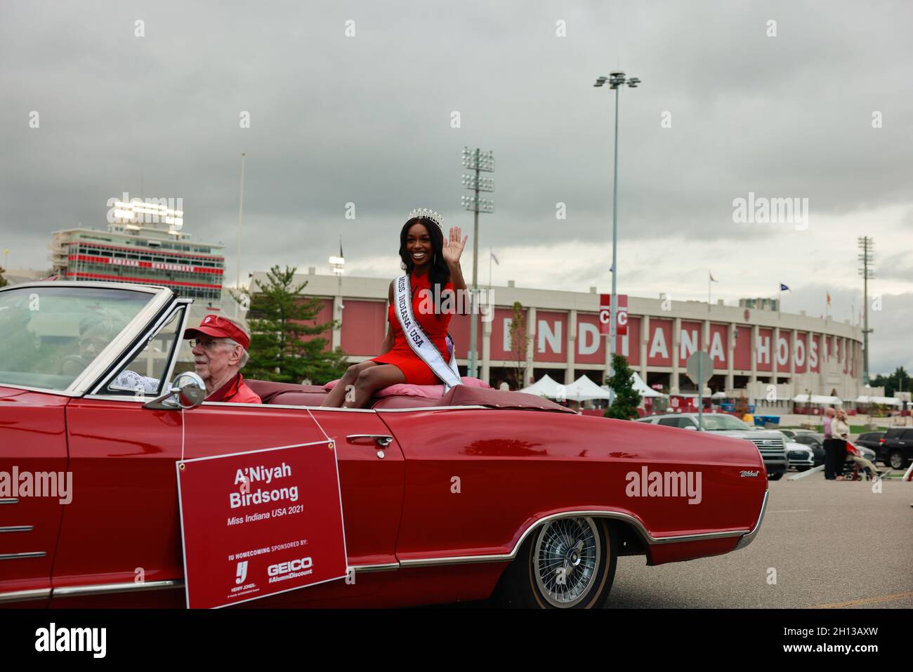 Bloomington, USA. Oktober 2021. Miss Indiana USA 2021 A'Niyah Birdsong fährt im Auto während der Heimkehr-Parade der Indiana University.Studentengruppen nehmen an der Heimkehr-Parade der Indiana University (IU) Teil. Die Parade begann in der 17th Street und Woodlawn. Kredit: SOPA Images Limited/Alamy Live Nachrichten Stockfoto