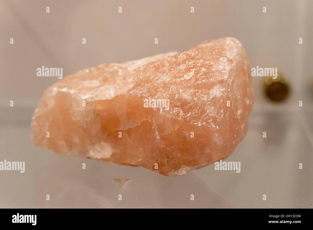 Rauchgestein aus Lachs-Quarz auf dem Display (selektiver Fokus). Stockfoto