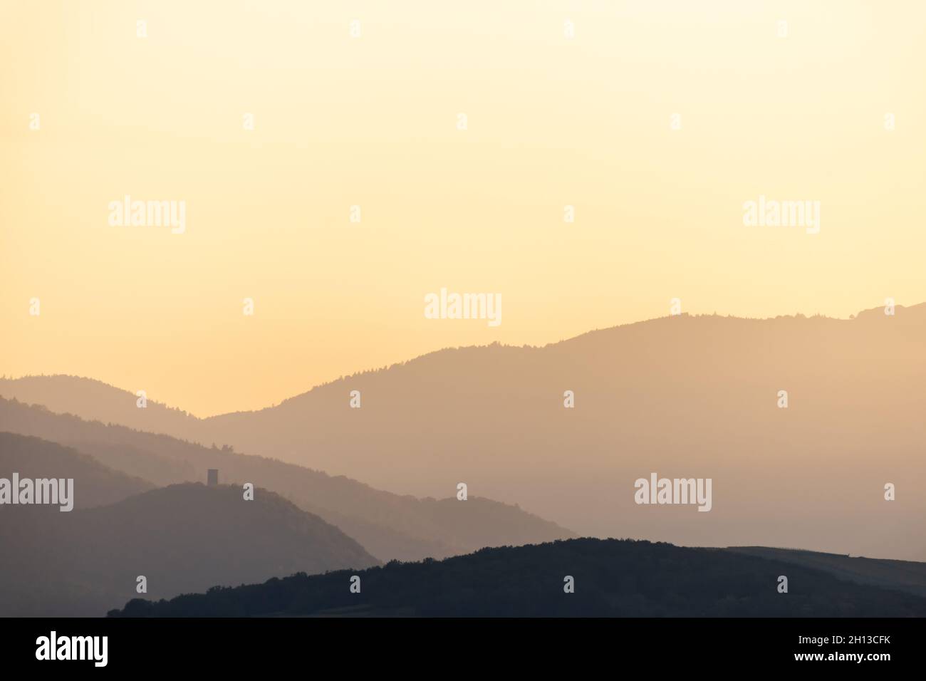 Silhouette der Berge am Abend. Elsass, Vogesen, Frankreich. Stockfoto