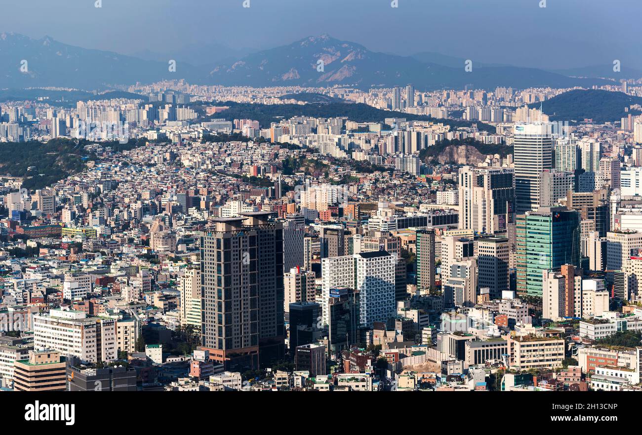 SEOUL - SEP 26: Panoramablick auf Seoul mit moderner Architektur, Business Center, Wolkenkratzern, Gebäuden und Stadtvierteln, Namsan Berg in Seoul Stockfoto
