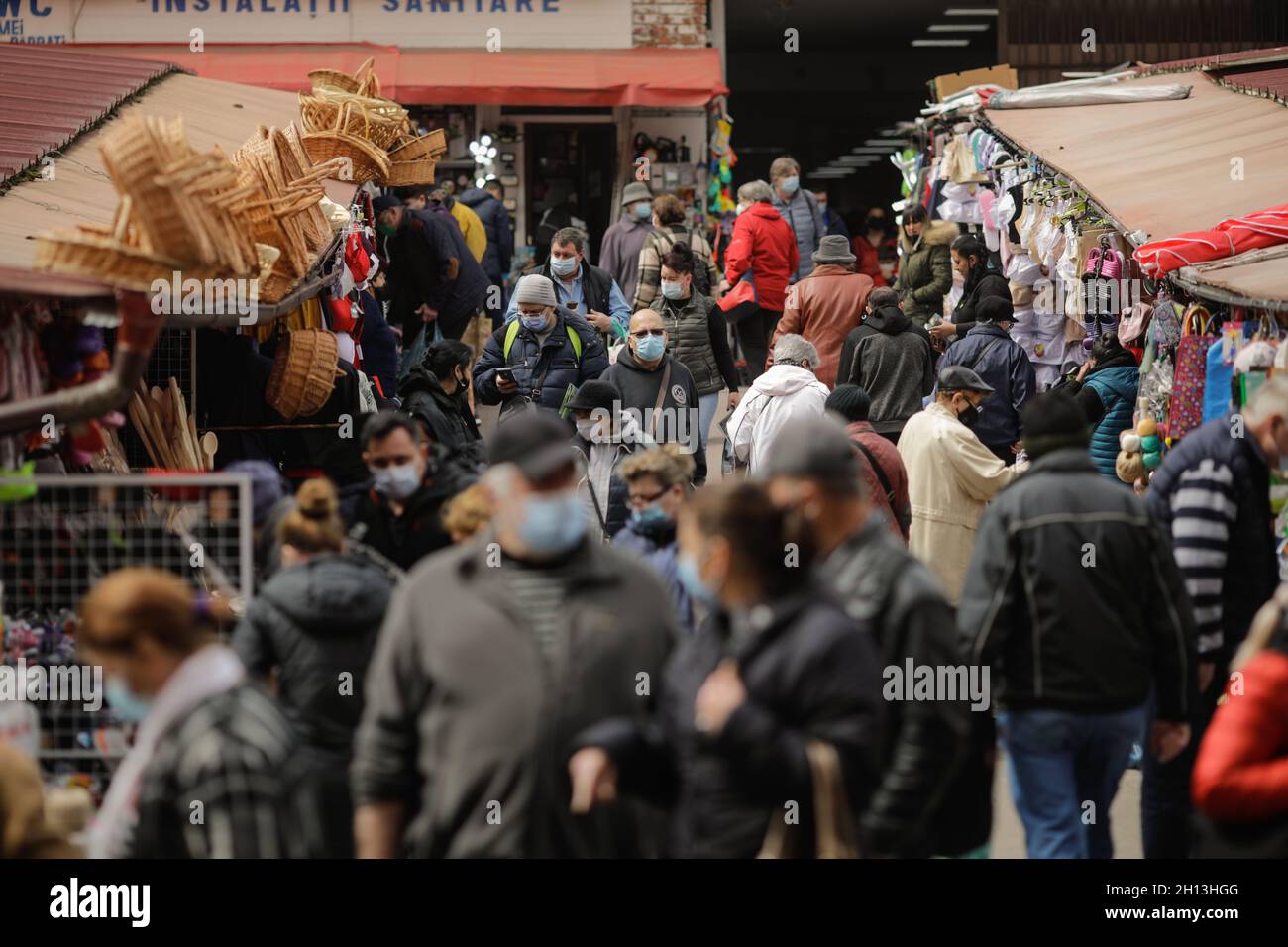 Bukarest, Rumänien - 17. Mai 2021: Menschenmenge auf dem Obor-Markt in Bukarest während der Pandemien von Covid-19. Stockfoto