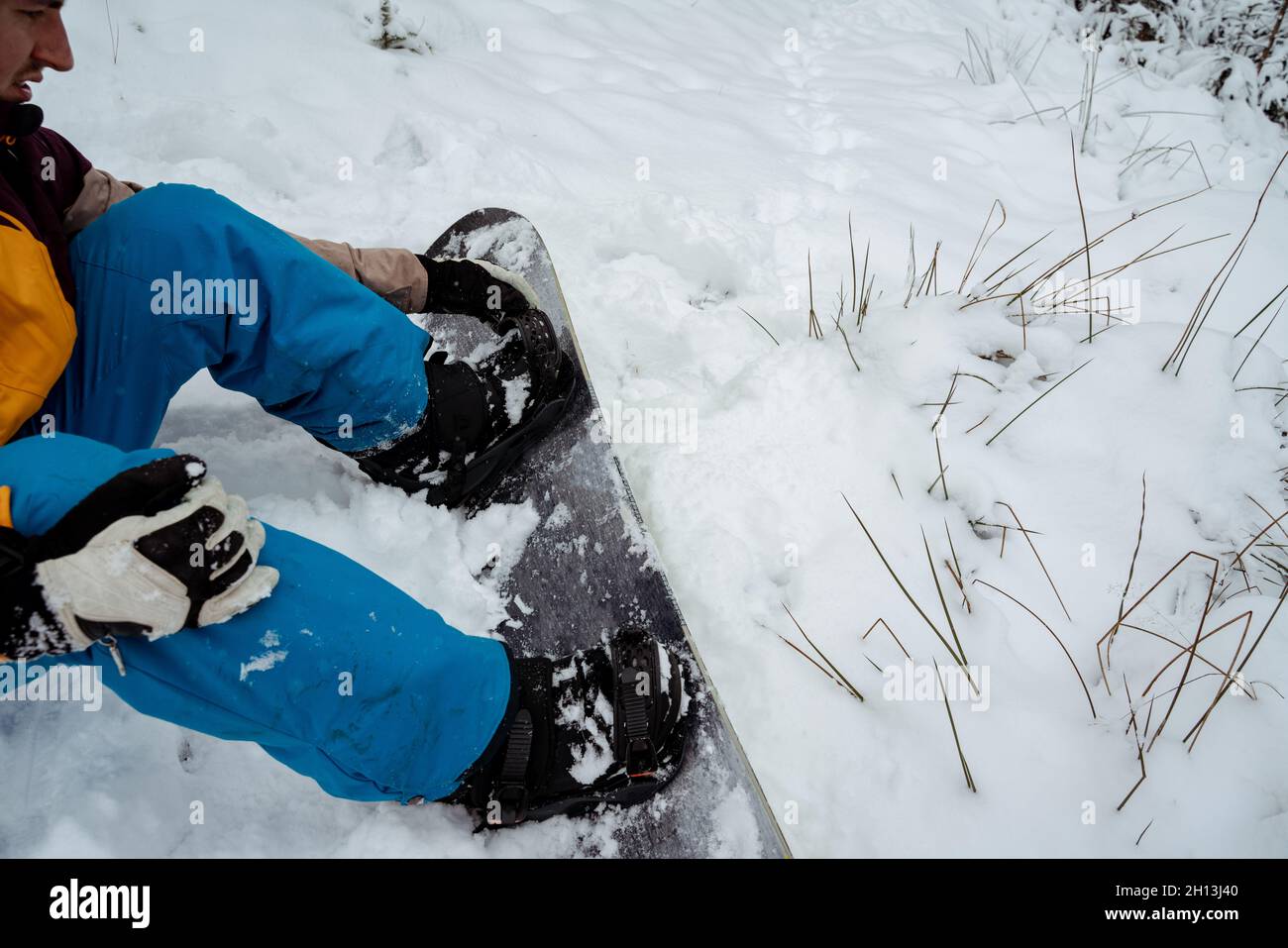 Snowboarder allein im Schnee sitzen, Outdoor in den Bergen, Wintersport. Stockfoto