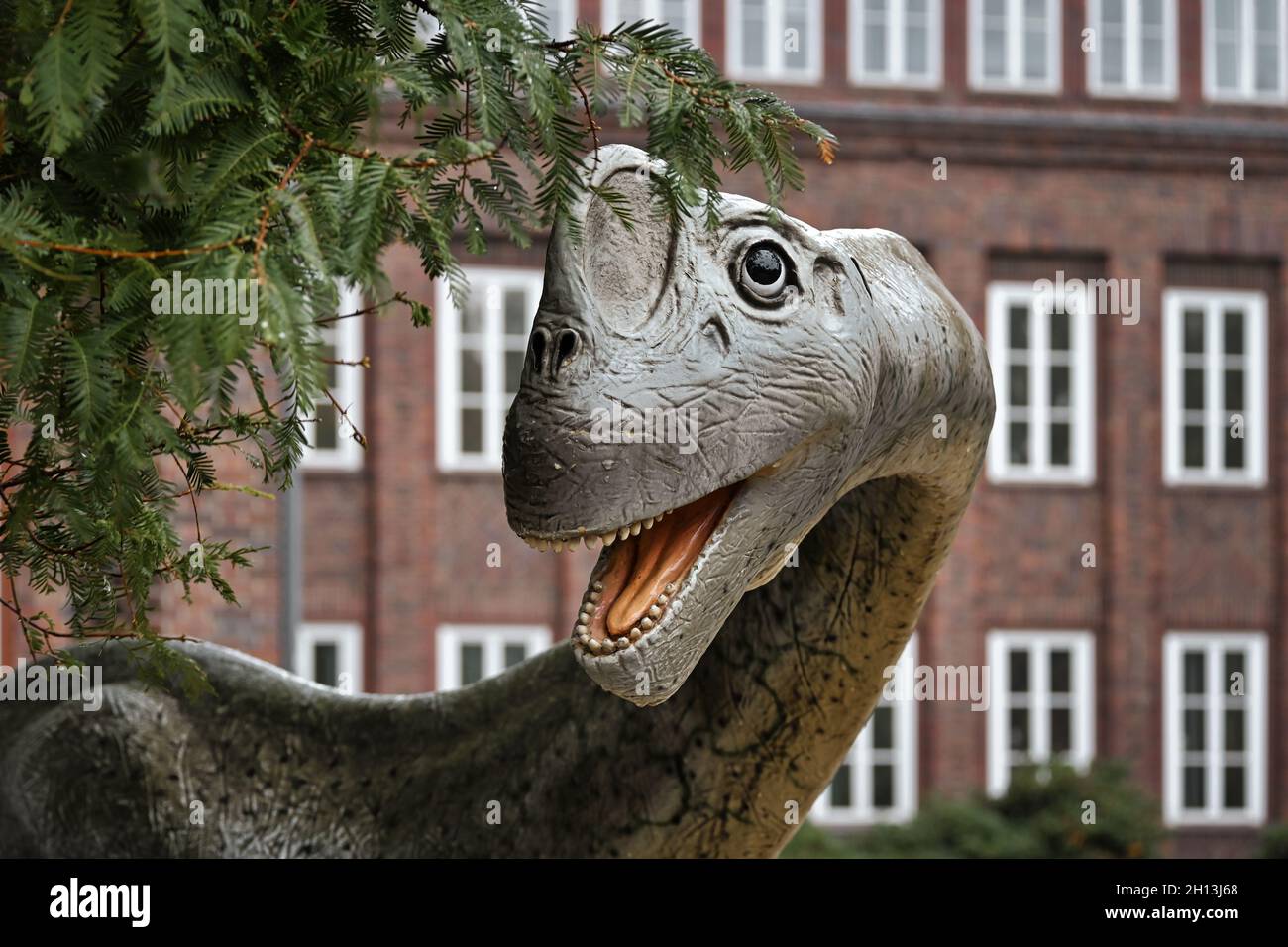 Dinosaurierskulptur vor dem Staatlichen Naturhistorischen Museum in Braunschweig. Museum für wissenschaftliche Zoologie, gegründet 1754. Stockfoto