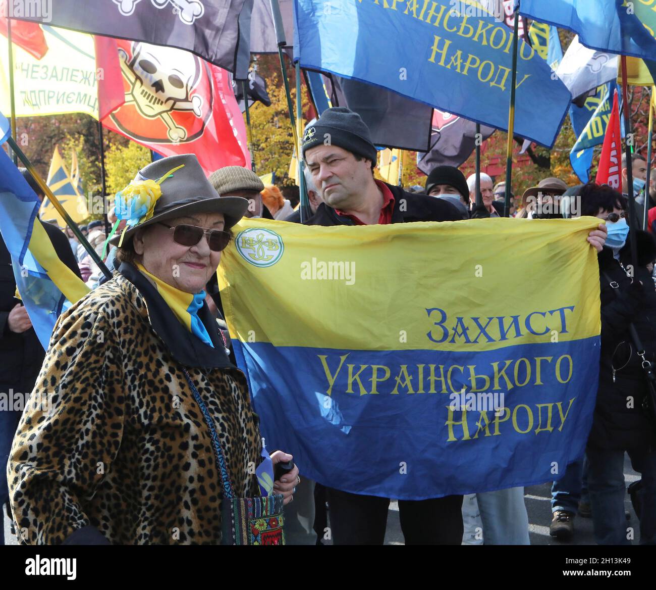 Nicht exklusiv: KIEW, UKRAINE - 14. OKTOBER 2021 - die Teilnehmer eines festlichen marsches am Tag der Verteidiger und Verteidiger der Ukraine halten Fahnen und Stockfoto