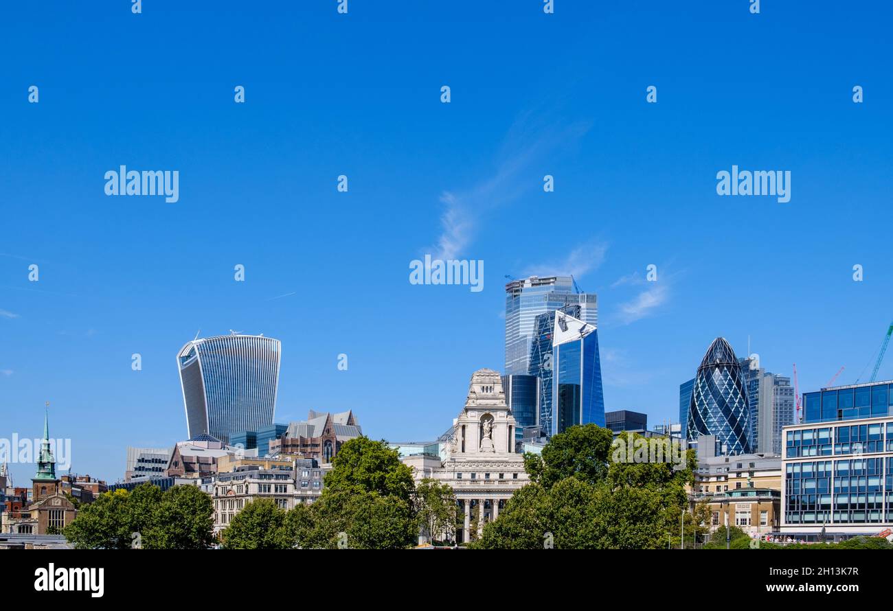 London Skyline einschließlich der Gherkin, der Walkie Talkie, der Scalpel, Ten Trinity Square, All Hallovs by the Tower Church & Twentytwo. Stockfoto