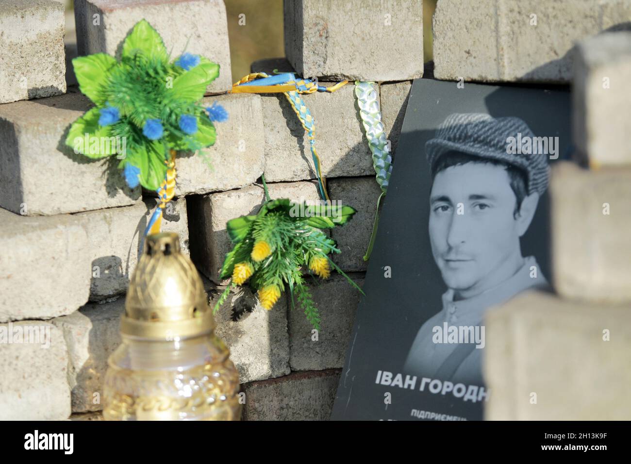 Nicht exklusiv: KIEW, UKRAINE - 14. OKTOBER 2021 - Ein Porträt eines verstorbenen Helden der Himmlischen Hundert ist in der Allee der Himmlischen Hundert H zu sehen Stockfoto
