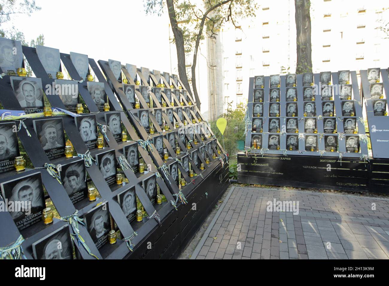 Nicht exklusiv: KIEW, UKRAINE - 14. OKTOBER 2021 - Porträts des verstorbenen Helden der Himmlischen Hundert sind in der Allee der Himmlischen Hundert zu sehen Stockfoto