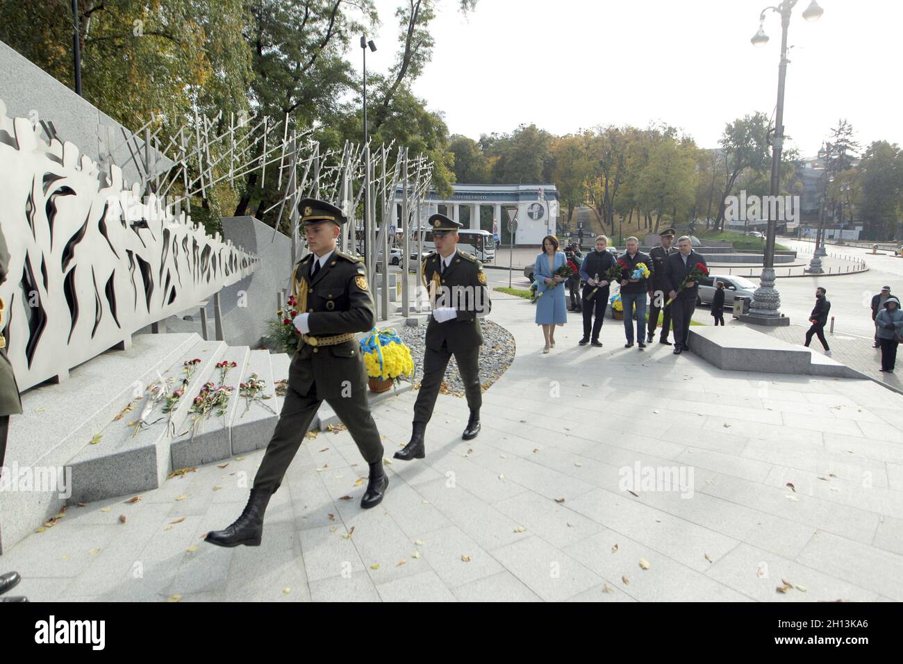 Nicht exklusiv: KIEW, UKRAINE - 14. OKTOBER 2021 - die Teilnehmer einer Blumenverlegezeremonie werden am Denkmal für die in der Wa verstorbenen Soldaten gesehen Stockfoto