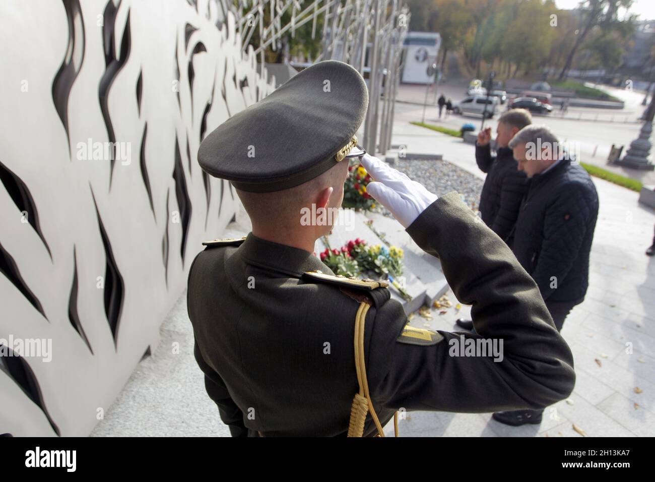 Nicht exklusiv: KIEW, UKRAINE - 14. OKTOBER 2021 - die Teilnehmer einer Blumenverlegezeremonie werden am Denkmal für die in der Wa verstorbenen Soldaten gesehen Stockfoto