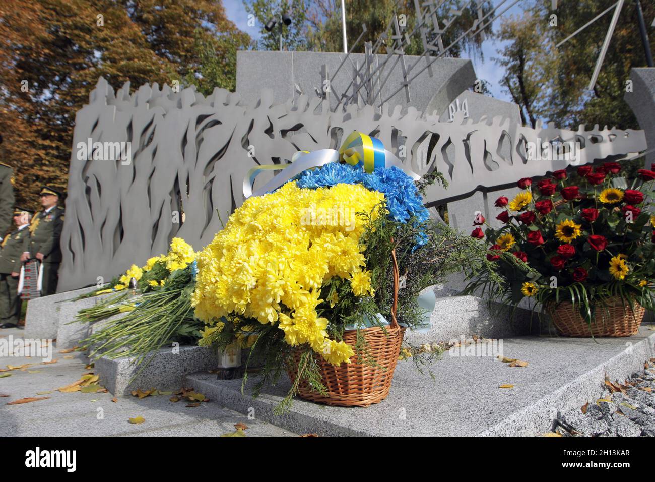 Nicht exklusiv: KIEW, UKRAINE - 14. OKTOBER 2021 - am Denkmal sind Blumen für die Soldaten zu sehen, die im Krieg der Russischen Föderation erneut ums Leben kamen Stockfoto
