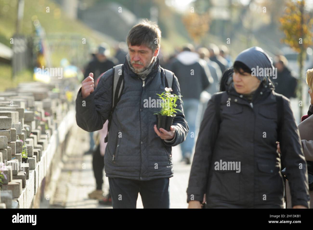 Nicht exklusiv: KIEW, UKRAINE - 14. OKTOBER 2021 - die Bewohner von Kiew gedenken in der Allee der Himmlischen Hundert H der Helden der Himmlischen Hundert Stockfoto