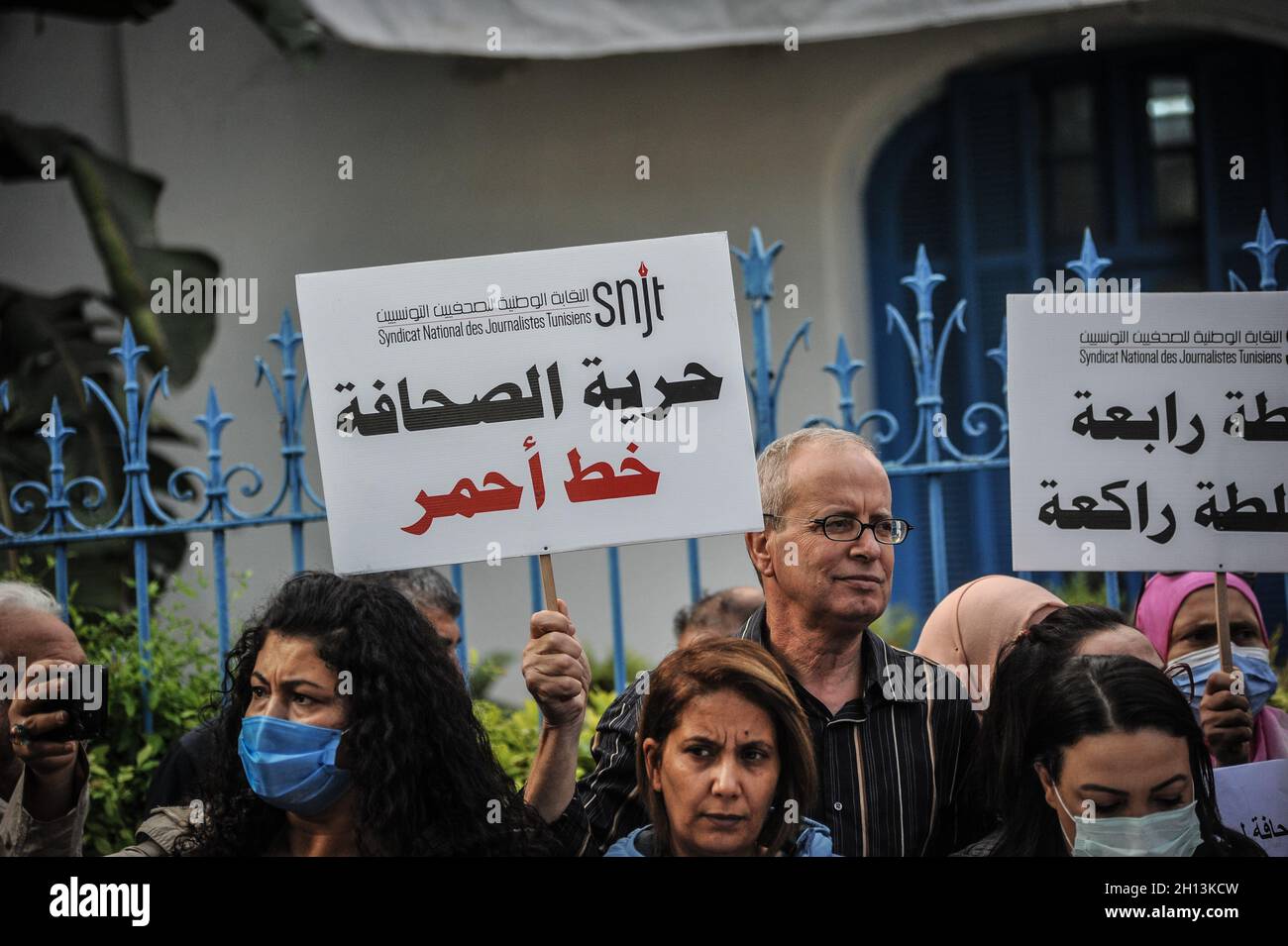 Non Exclusive: TUNIS, TUNESIEN - 14. OKTOBER 2021: Tunesische Journalisten nehmen an einer Demonstration Teil, um gegen die Repression von Journalis zu protestieren Stockfoto