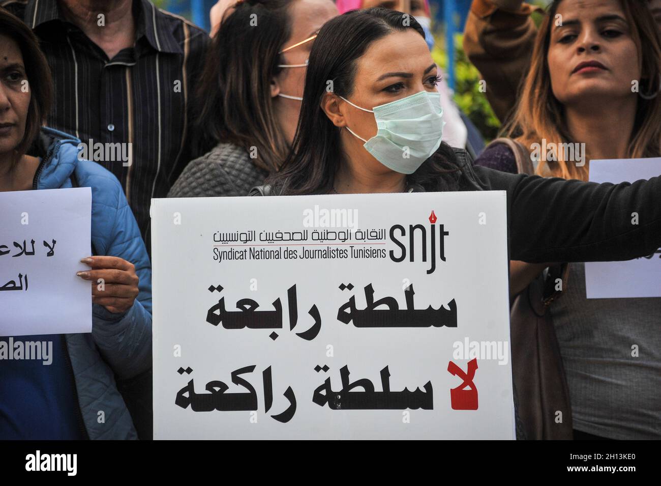 Non Exclusive: TUNIS, TUNESIEN - 14. OKTOBER 2021: Tunesische Journalisten nehmen an einer Demonstration Teil, um gegen die Repression von Journalis zu protestieren Stockfoto