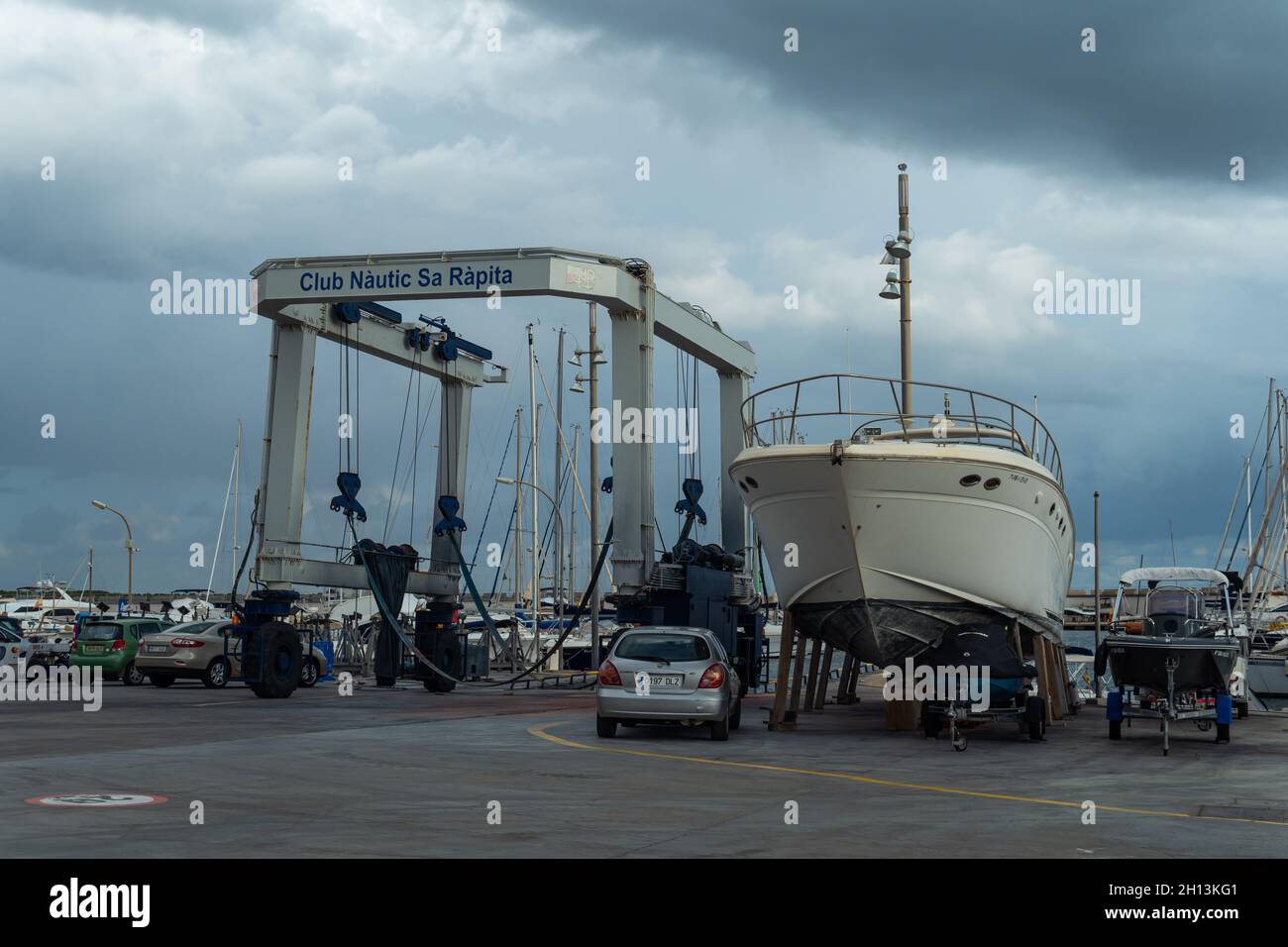 SA Rapita, Spanien; oktober 09 2021: Freizeitboot auf Metallstativen für die zukünftige Restaurierung unterstützt. SA Rapita Marina, Insel Mallorca, Spanien Stockfoto