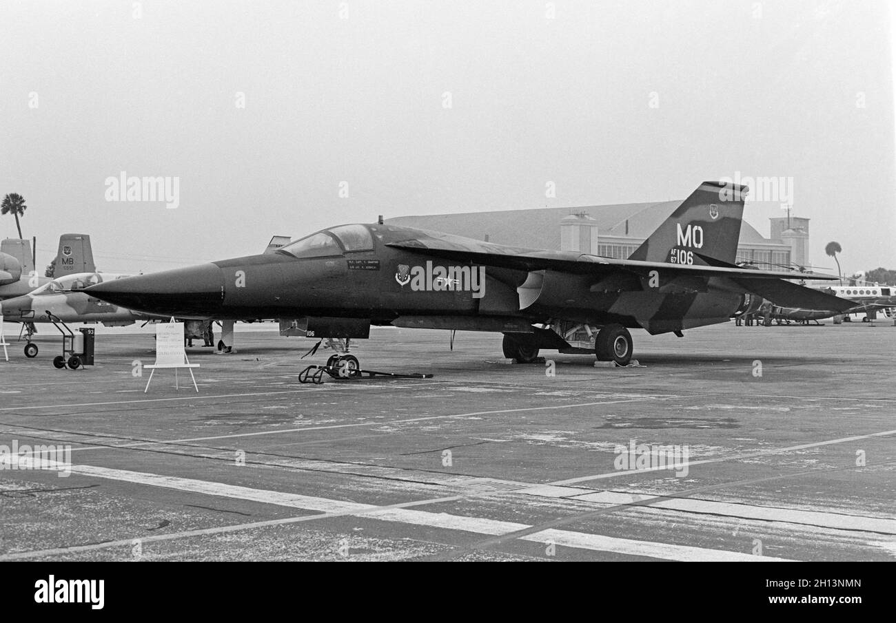 Eine United States Air Force General Dynamics F-111A Seriennummer 67-106 des taktischen Kampfflügels 366 auf der MacDill Air Force Base. Stockfoto