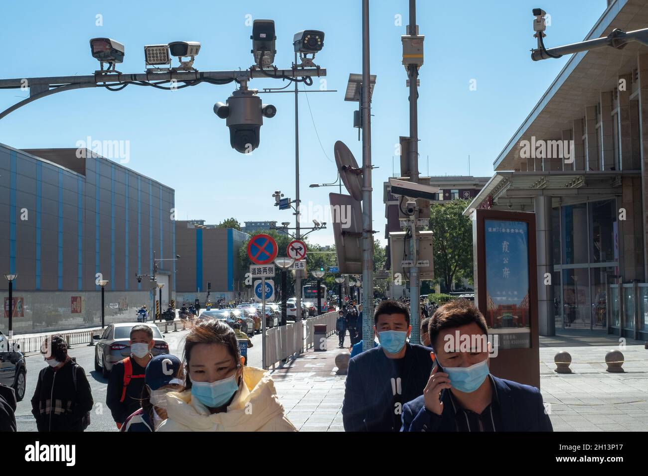Fußgänger laufen unter CCTV-Kameras in der Wangfujing-Straße in Peking, China. 16-Okt-2021 Stockfoto