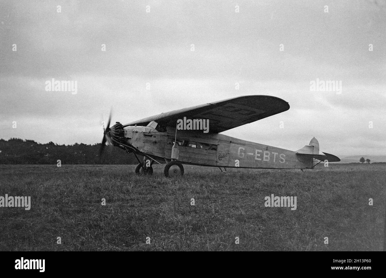 Eine Vintage-Schwarz-Weiß-Fotografie eines Fokker F.7A-Flugzeugs, Registrierungsnummer G-EBTS. Foto aufgenommen um 1930. Stockfoto