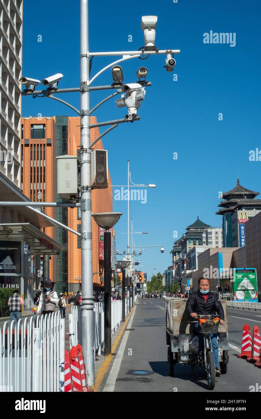 CCTV-Kameras in der Wangfujing-Straße in Peking, China. 16-Okt-2021 Stockfoto