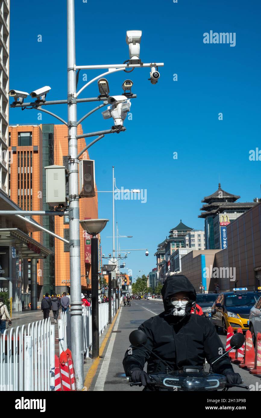 CCTV-Kameras in der Wangfujing-Straße in Peking, China. 16-Okt-2021 Stockfoto