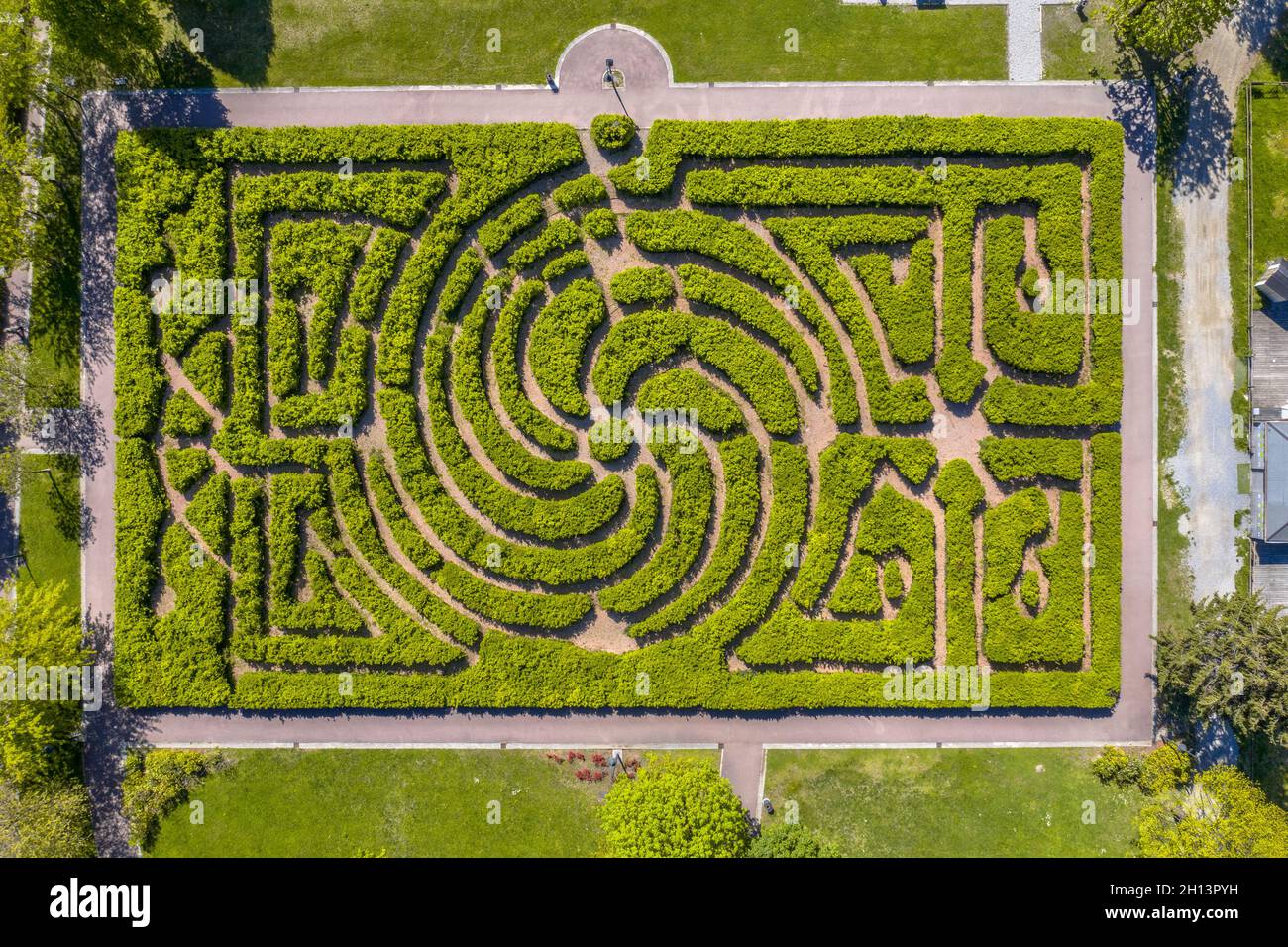 Luftaufnahme des Labyrinths in einem Park von oben gesehen Von oben nach unten Stockfoto