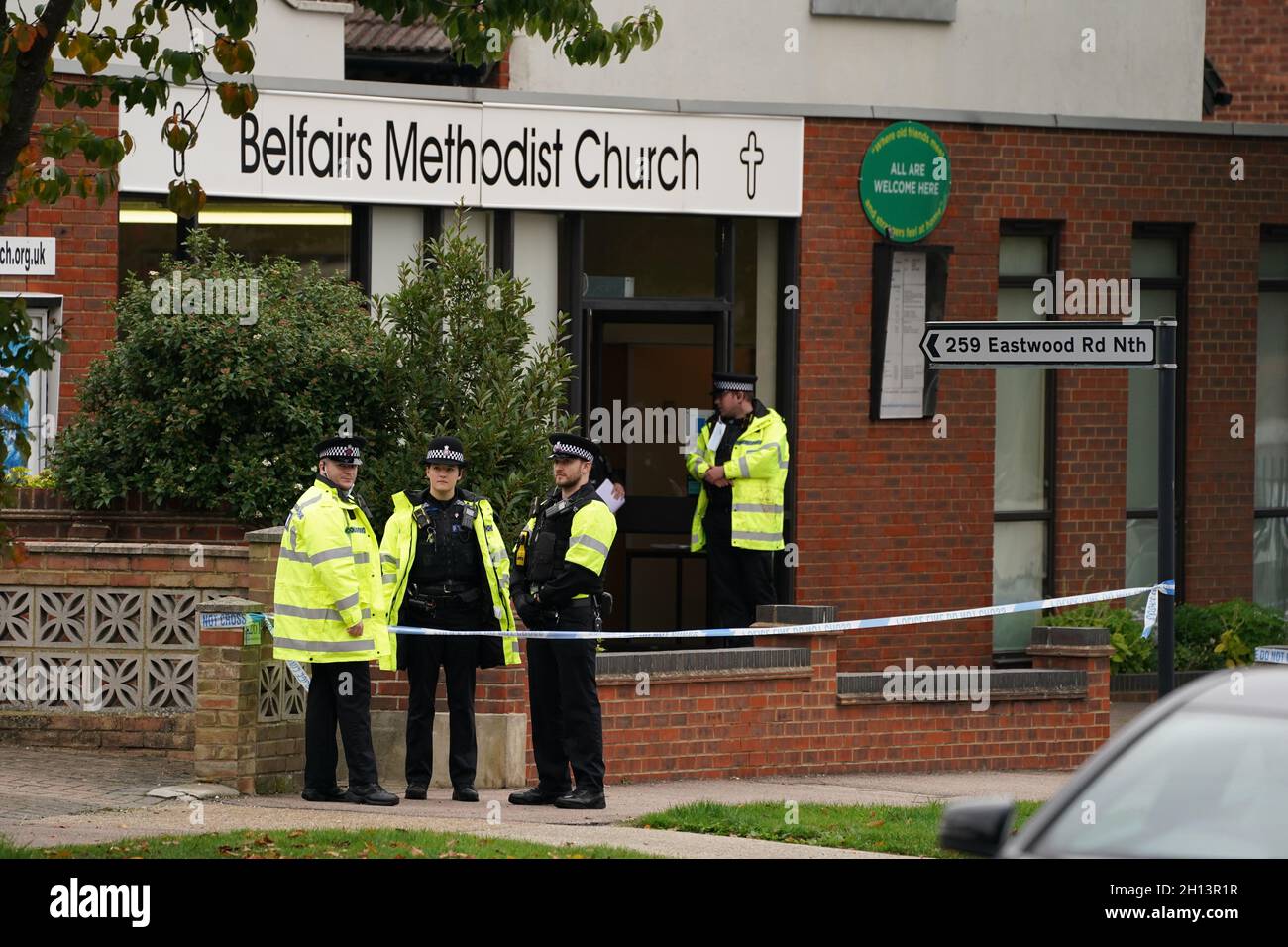 Polizei vor der Methodistischen Kirche von Belfairs in der Eastwood Road North, Leigh-on-Sea, Essex, wo der konservative Abgeordnete Sir David Amess starb, nachdem er am Freitag bei einer Wahlkreisoperation mehrmals erstochen wurde. Bilddatum: Samstag, 16. Oktober 2021. Stockfoto