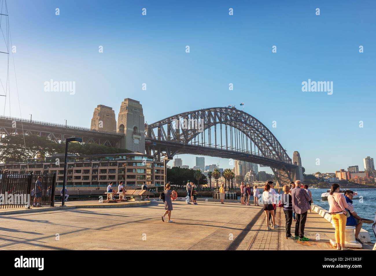 Die Sydney Harbour Bridge ist eine denkmalgeschützte Stahl-Durchgangsbrücke in Sydney, die von The Rocks aus gesehen wird. Stockfoto