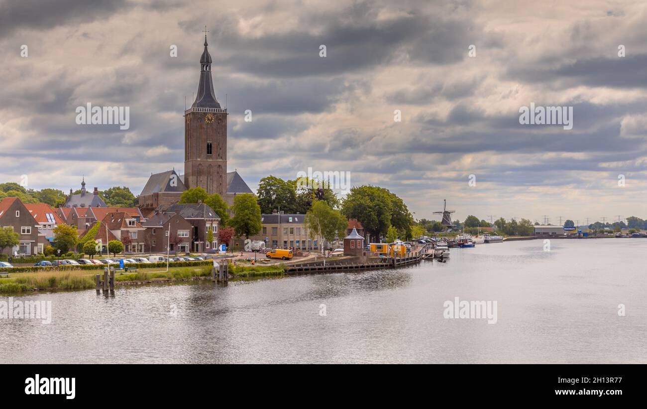Stadt Hasselt am Fluss IJssel in der Provinz Overijssel in den Niederlanden. Unter bewölkten Sommerhimmel. Stockfoto