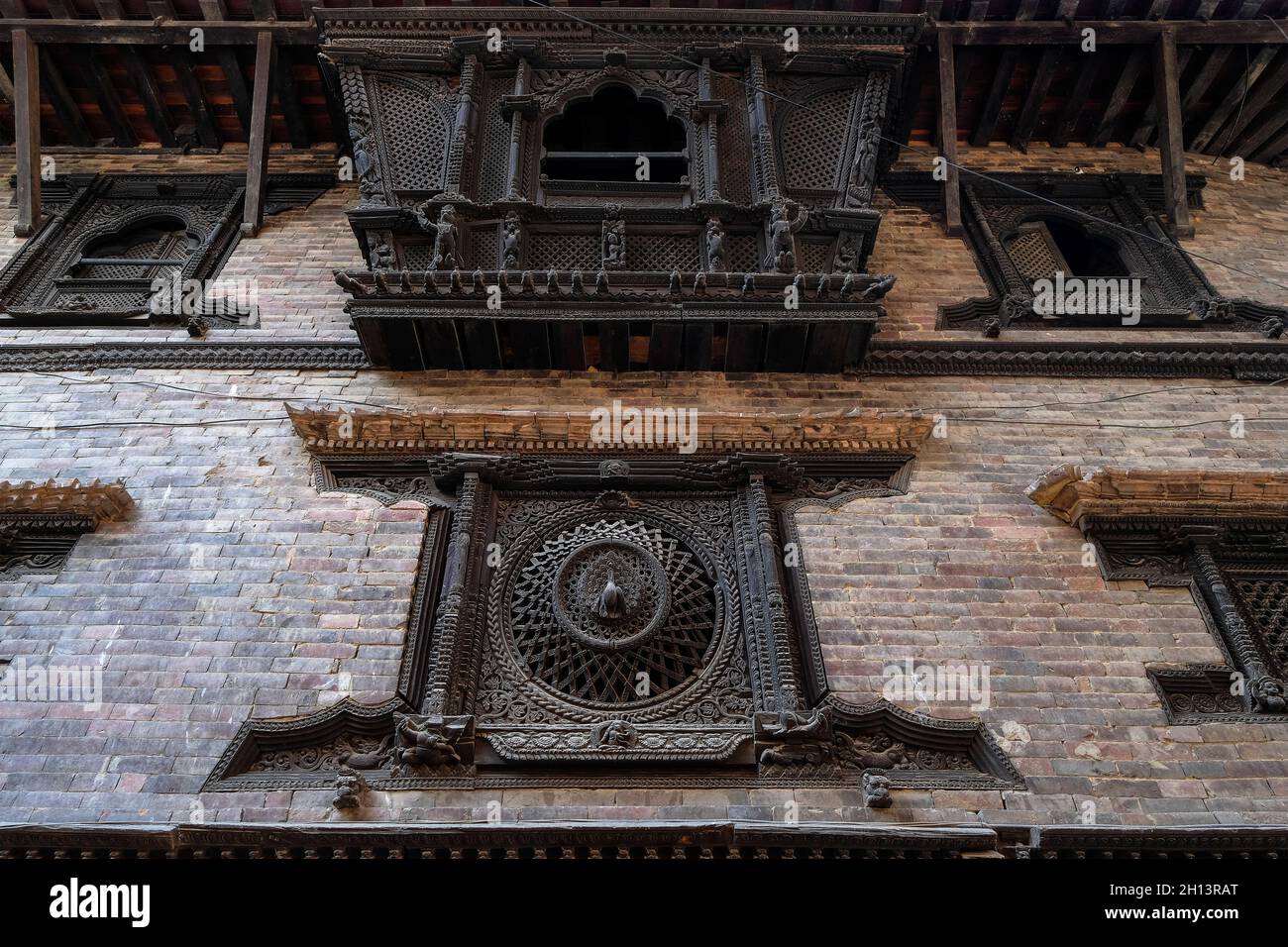 Das Pfauenfenster ist ein reich verzierte Holzfenster, die als Symbol der Newar-Kultur und -Kunst in Bhaktapur, Nepal, beschrieben wurden Stockfoto