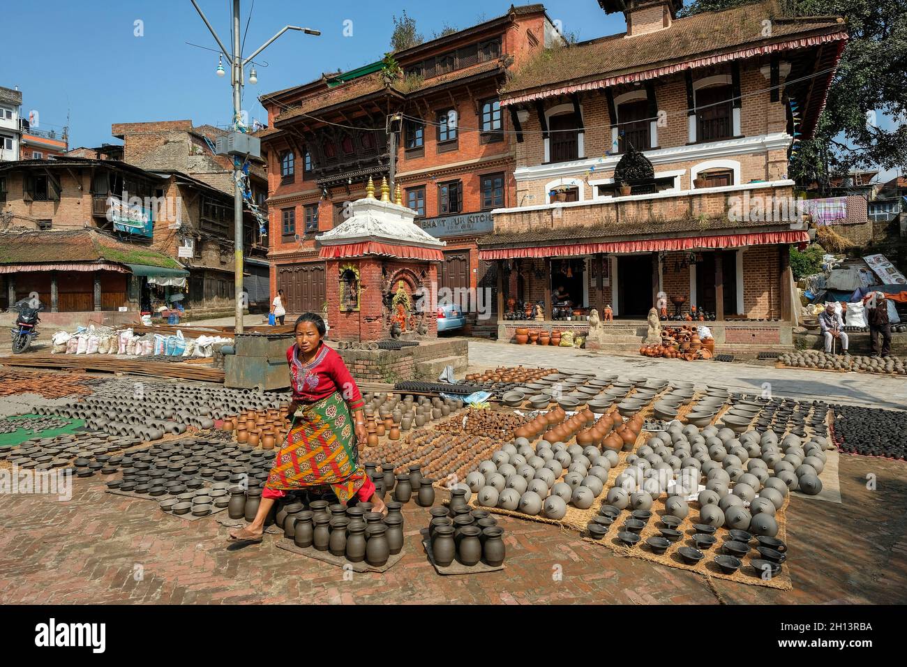 Bhaktapur, Nepal - 2021. Oktober: Eine Frau, die am 10. Oktober 2021 auf dem Töpferplatz in Bhaktapur in Kathmandu Valley, Nepal, Töpferwaren verkauft. Stockfoto