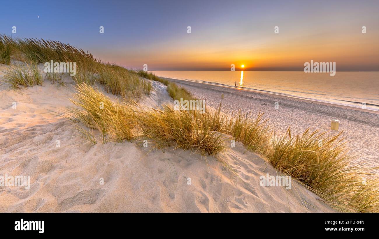 Sonnenuntergang Blick über den Ozean von der Düne über Nordsee und Kanal in Ouddorp, Provinz Zeeland, Niederlande. Outdoor-Szene der Küste in der Natur Europas. Stockfoto