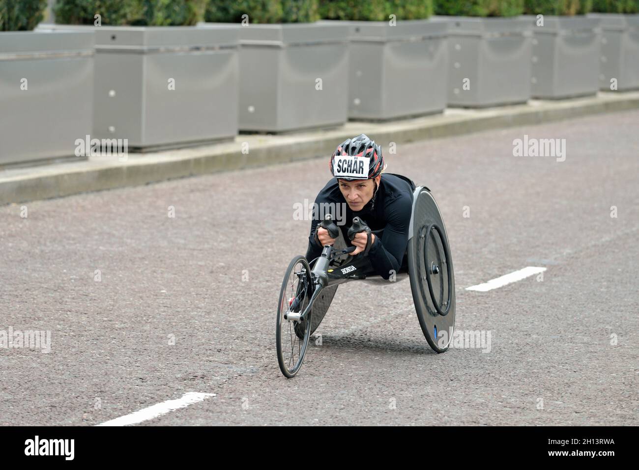 Manuela Schar, Gewinnerin des Elite Women's Wheelchair Wettbewerbs, London Marathon 2021, Canary Wharf Estate, East London, Großbritannien Stockfoto