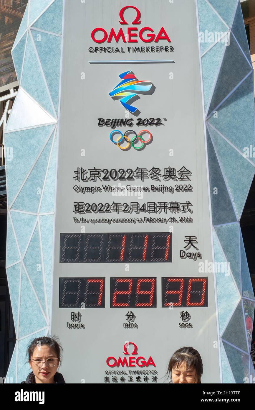 Die Countdown-Uhr für die Olympischen Winterspiele Peking 2022 in Peking, China. 16-Okt-2021 Stockfoto