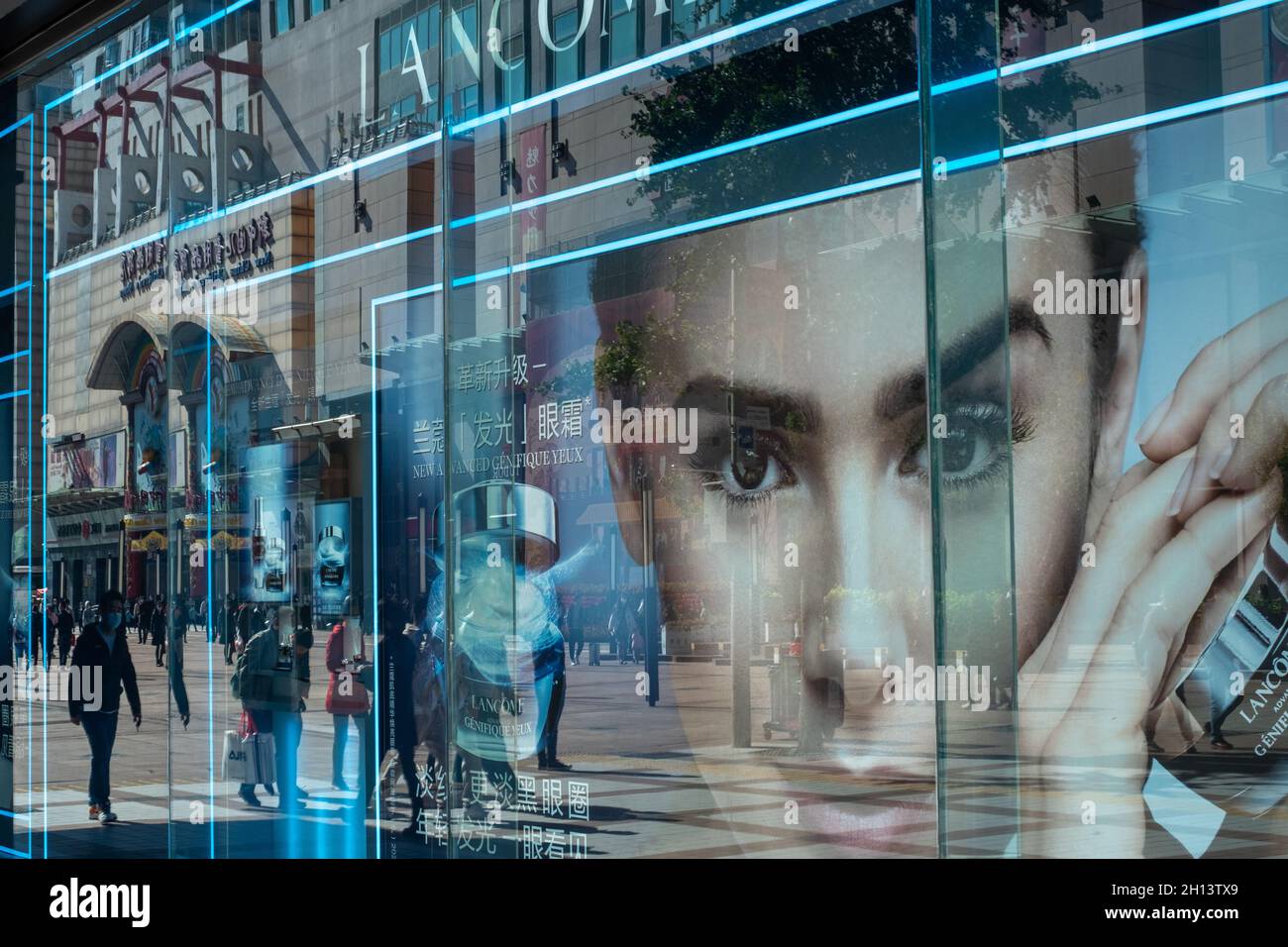 Lancôme Plakatwand spiegelt die vorbeifahrenden Fußgänger in Peking, China, wider. 16-Okt-2021 Stockfoto