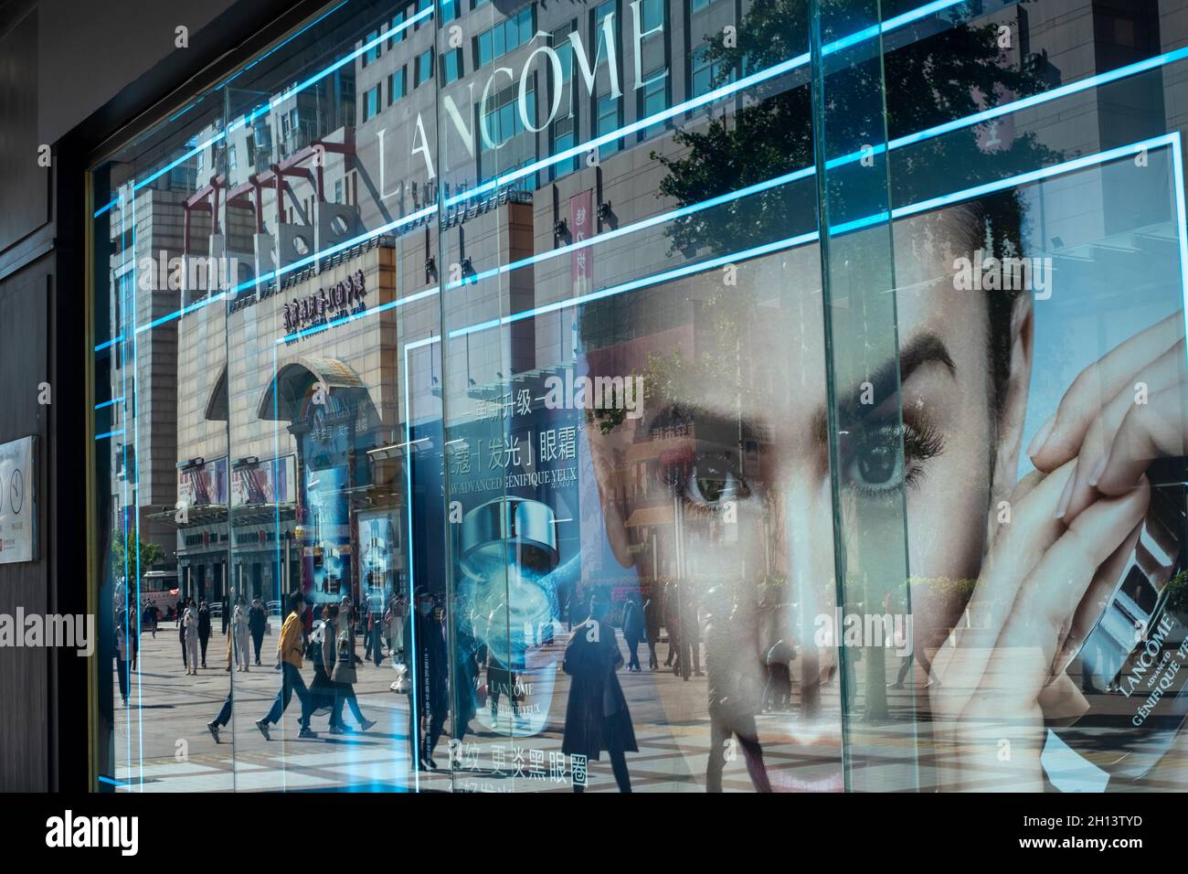 Lancôme Plakatwand spiegelt die vorbeifahrenden Fußgänger in Peking, China, wider. 16-Okt-2021 Stockfoto
