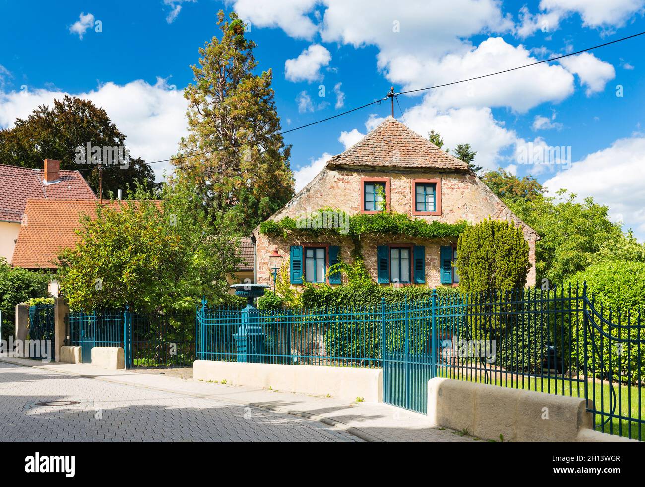 Straße mit idyllischen alten Häusern in Neustadt an der Weinstraße, Deutschland an einem klaren Sommertag. Stockfoto
