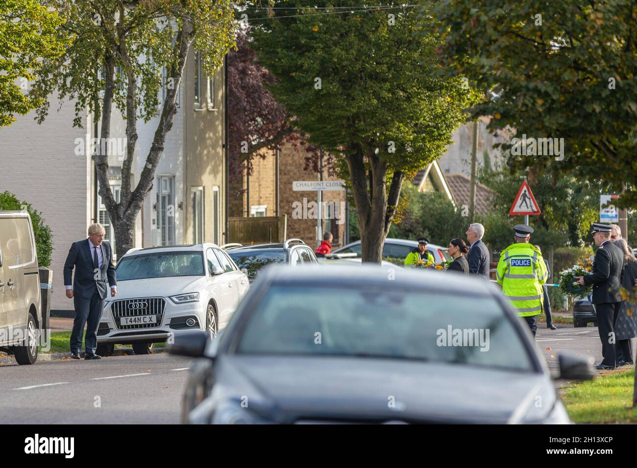 Leigh on Sea, Großbritannien. Oktober 2021. Premierminister Boris Johnson, Innenminister Priti Patel und Oppositionsführer Sir Keir Starmer besuchen die Methodistische Kirche von Belfairs, die Mordszene des Abgeordneten Sir David Amess aus Southend West, um Blumen zu hinterlassen. Penelope Barritt/Alamy Live News Stockfoto