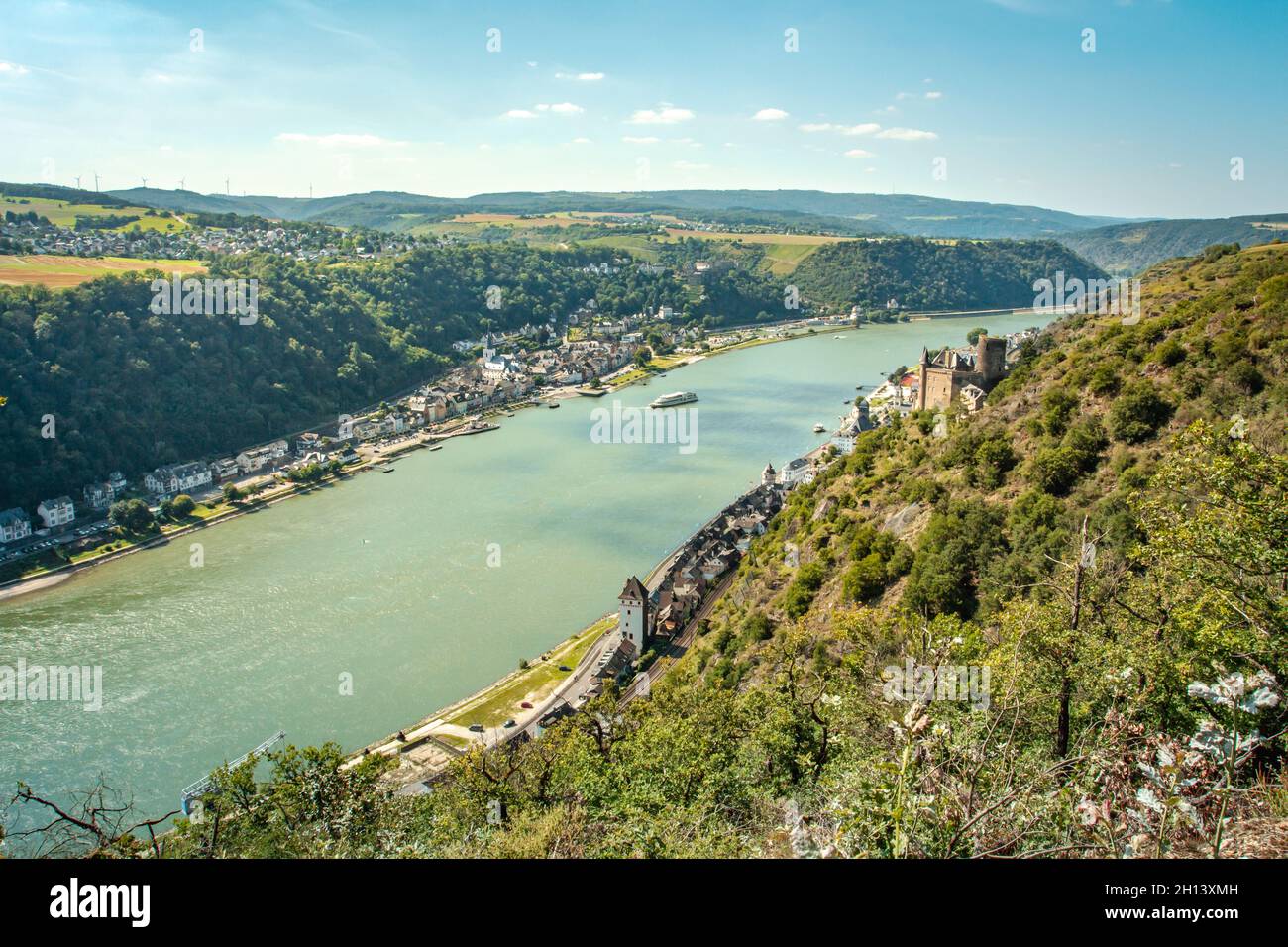 Blick auf das Rheintal, Sankt Goarshausen mit Schloss Katz und St. Goar Stockfoto