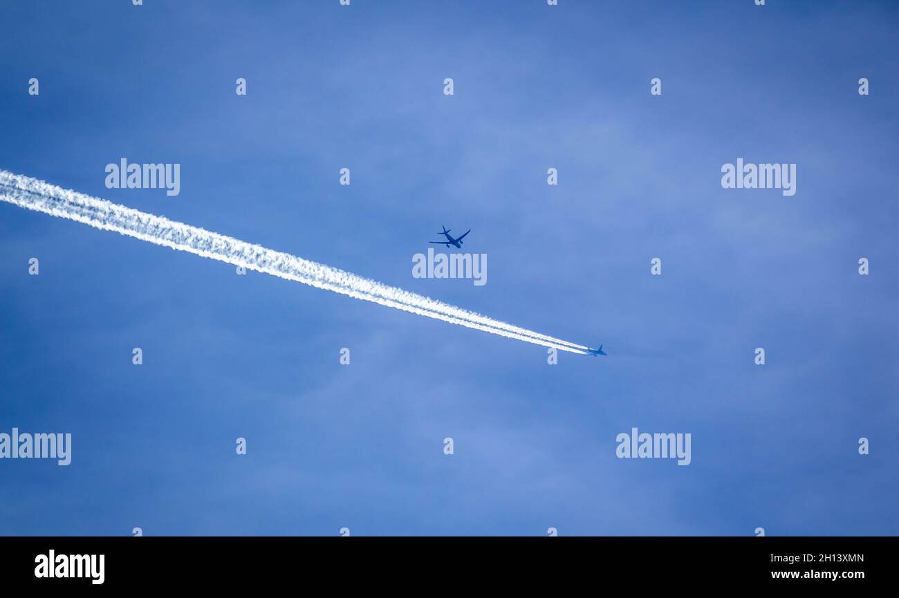 Flugverkehr, Kollisionsgefahr im Luftraum Stockfoto