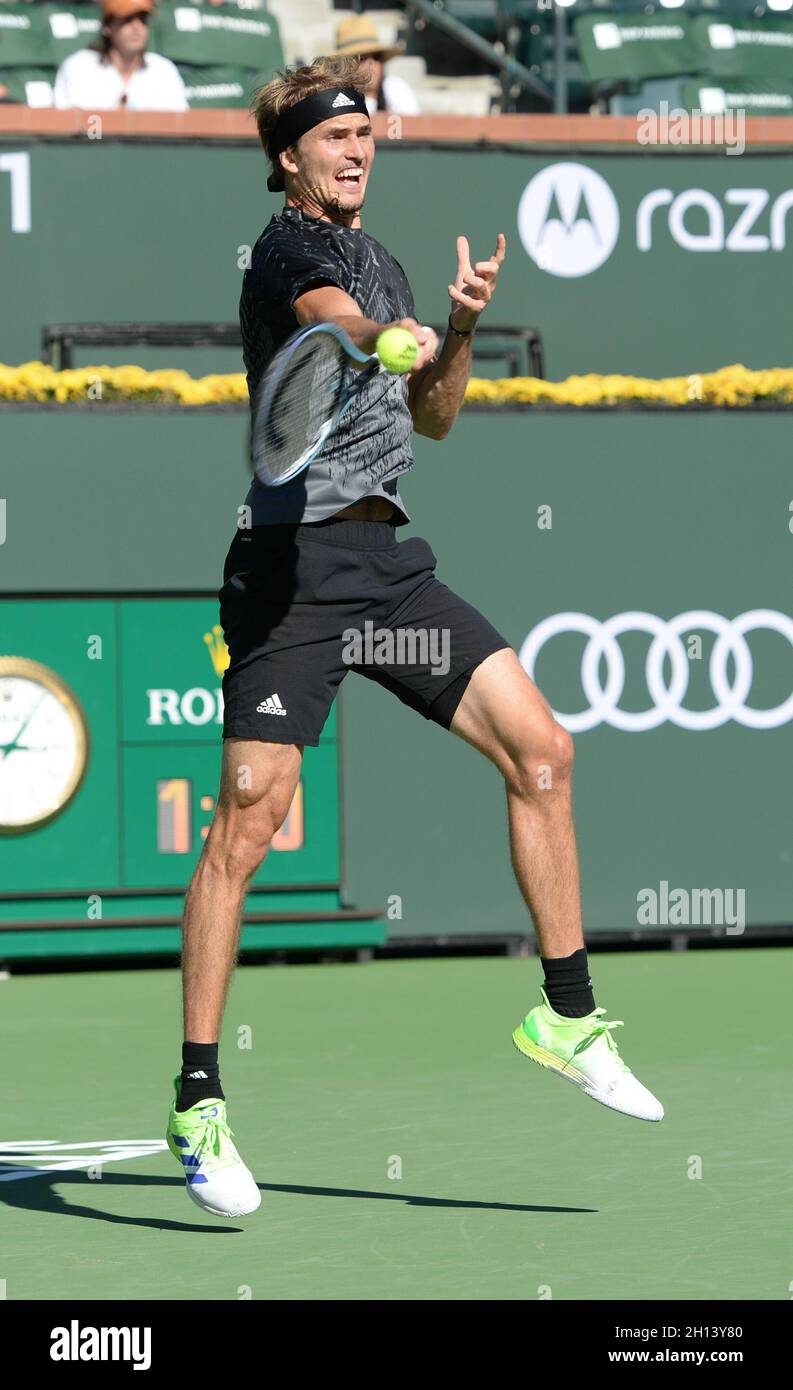Kalifornien, USA. Oktober 2021. Alexander Zverev (GER) wird von Taylor Fritz (USA) besiegt 6-4, 3-6, 6-7 (3-7), bei den BNP Paribas Open, die am 15. Oktober 2021 im Indian Wells Tennis Garden in Indian Wells, Kalifornien, gespielt werden: © Karla Kinne/Tennisclix/CSM Credit: CAL Sport Media/Alamy Live News Stockfoto