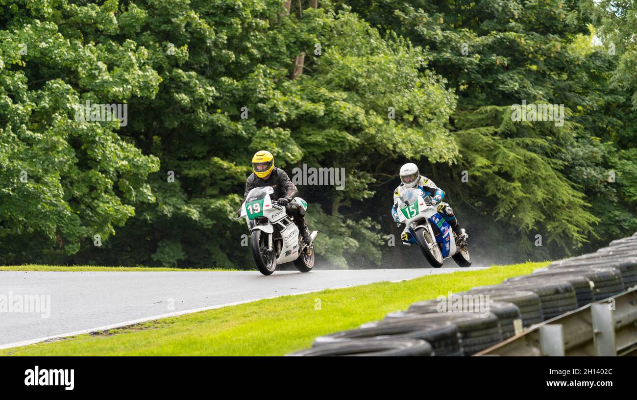 Rennmotorräder Cadwell Park bei nassem Wetter Stockfoto