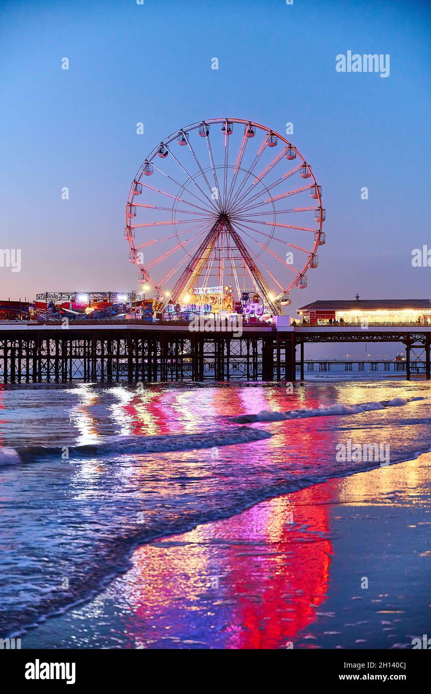 Das Riesenrad am Central Pier während der Beleuchtung Stockfoto