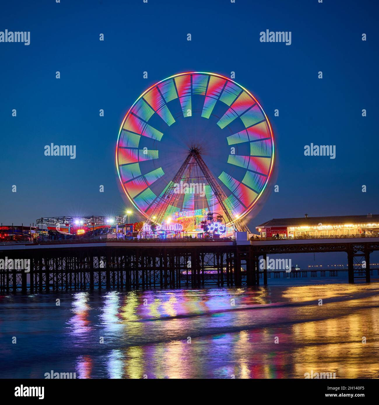 Das Riesenrad am Central Pier während der Beleuchtung Stockfoto