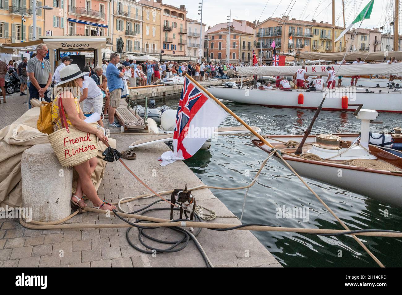 Das berühmte Dorf Saint-Tropez während der prestigeträchtigen Segelveranstaltung Les Voiles, Côte d'Azur, Frankreich Stockfoto