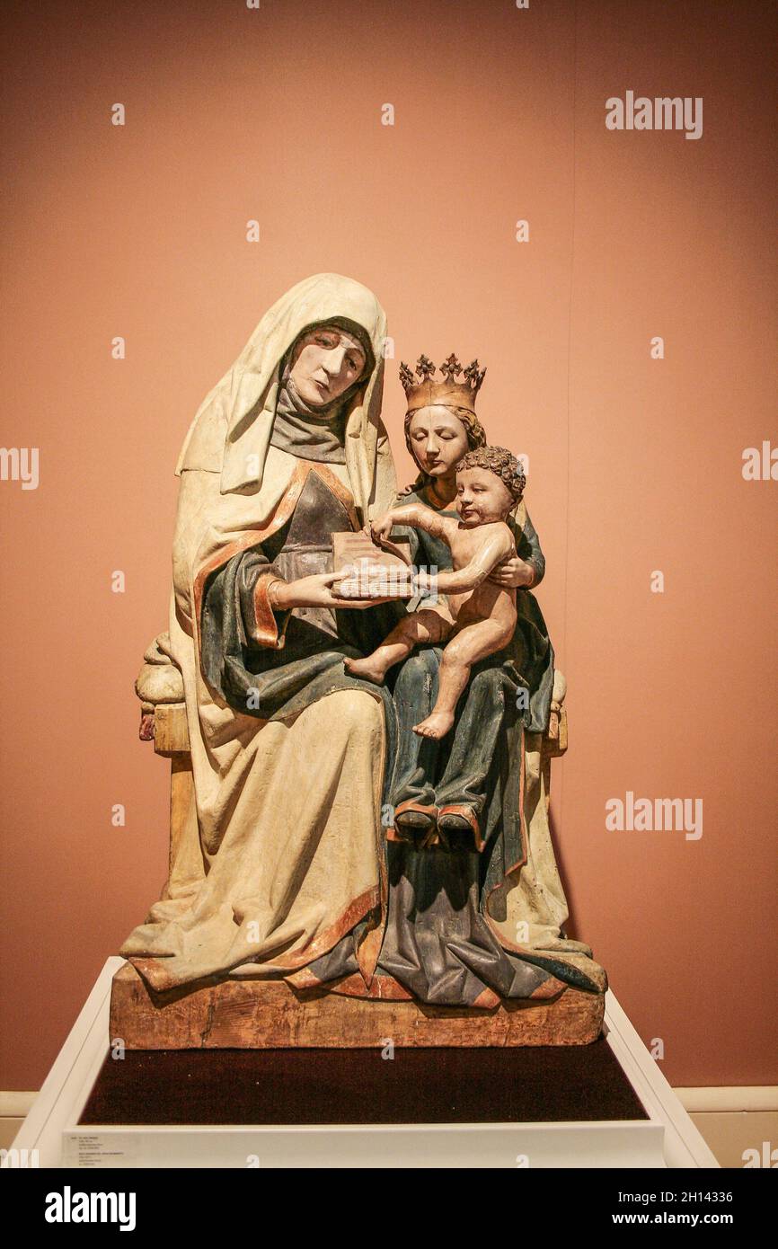 Zagreb, Kroatien, Republika Hrvatska, Europa. Mimara Museum (Muzej Mimara). St. Anna mit Maria und Jesuskind, Plychrom-Holz, Ulm, 15. Jahrhundert. Stockfoto