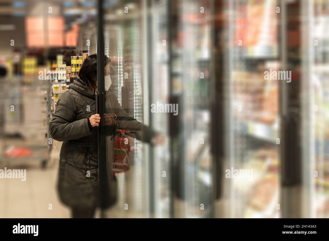 Eine Frau mit Maske in Corona mal einkaufen Stockfoto