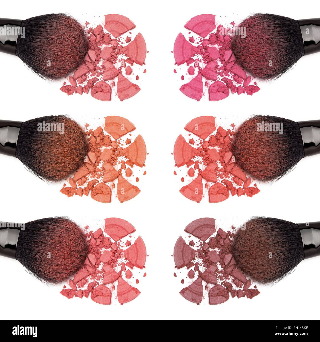 Nahaufnahme von zerbröckeltem Pulver erröten verschiedene Farbtöne mit Make-up Pinsel auf weißem Hintergrund Stockfoto