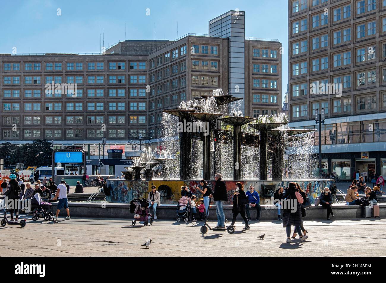 Denkmalgeschützte Bauhausgebäude des Architekten Peter Behrens und Brunnen von Walter Womacka am Alexanderplatz, Mitte, Berlin Stockfoto